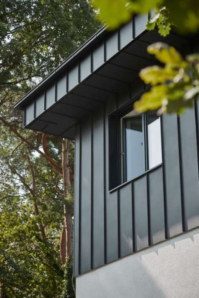 Berliner Vorstadthaus mit DS Nordic Klickfalz an Fassade und auf dem Dach, Haydnallee 71, 14612 Falkensee